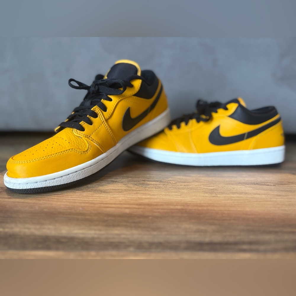 Jordan Men's Yellow and Black Sneakers